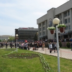 9 мая, парад на Платовском проспекте. Универмаг, Администрация города