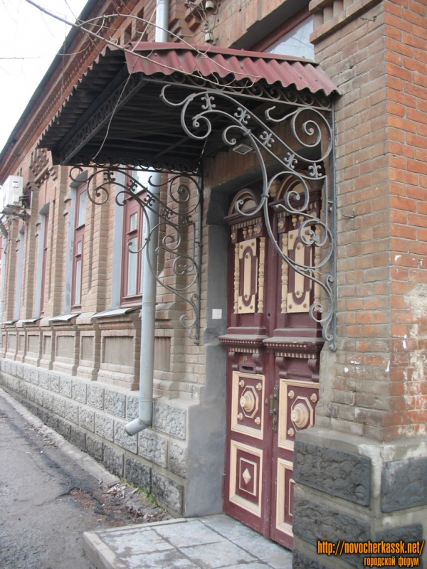 Новочеркасск: Крыльцо дома, Пушкинская, 98