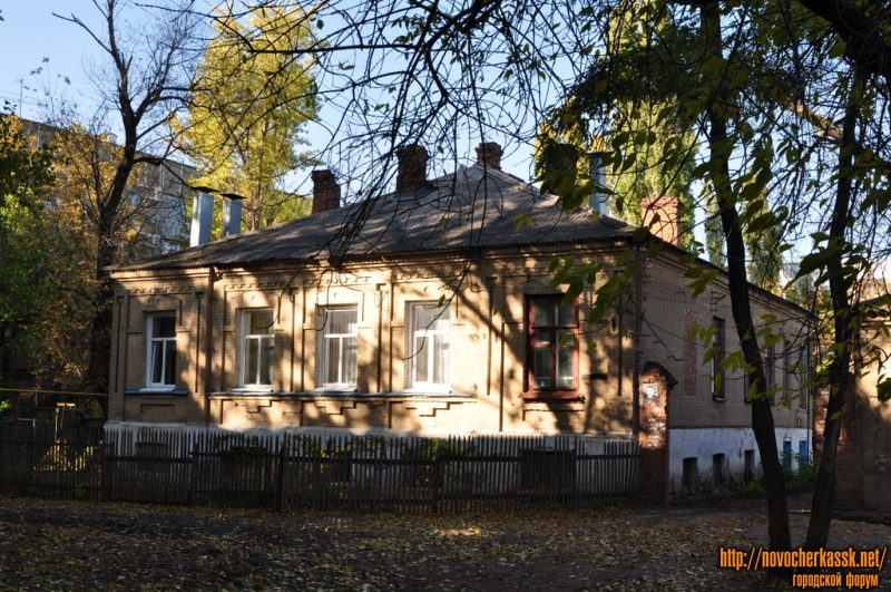 Новочеркасск: Дом в глубине Народной, 62, рядом с музеем Калмыкова