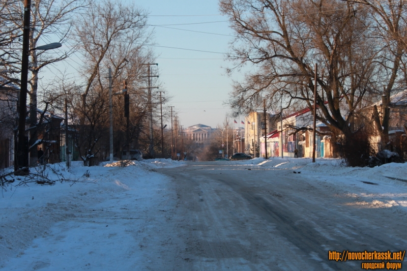 Новочеркасск: Улица Орджоникидзе, между Платовским проспектом и Александровской. Вид на ЮРГТУ (НПИ)