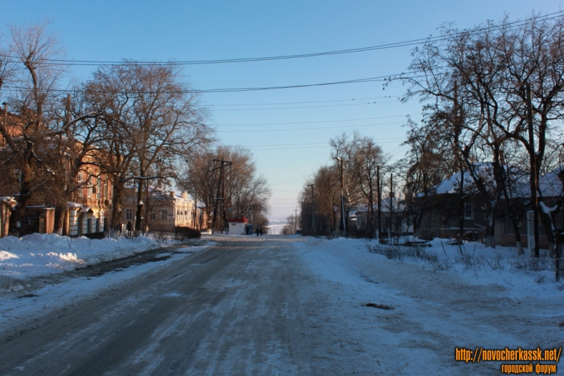 Новочеркасск: Улица Орджоникидзе, между Платовским проспектом и Александровской. Вид в сторону Александровской