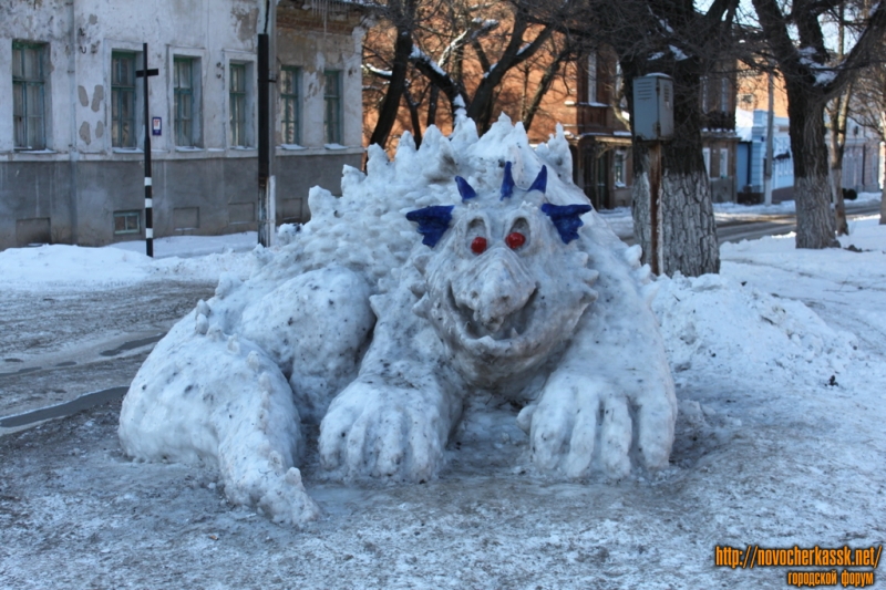 Новочеркасск: Ул. Пушкинская. Снежная скульптура перед пожарной частью