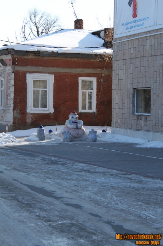Новочеркасск: Ул. Пушкинская. Снежная скульптура перед пожарной частью