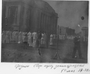 Стадион НПИ. Сбор перед демонстрацией. 1 мая 1937-38 г.