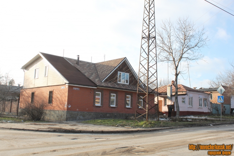 Новочеркасск: Дом на углу улицы Михайловской, 139 и Бакунина, 50