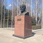 Памятник Ленину на территории НЭВЗ
