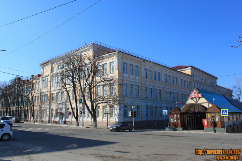 Новочеркасск: Школа №1. Улица Московская, 13