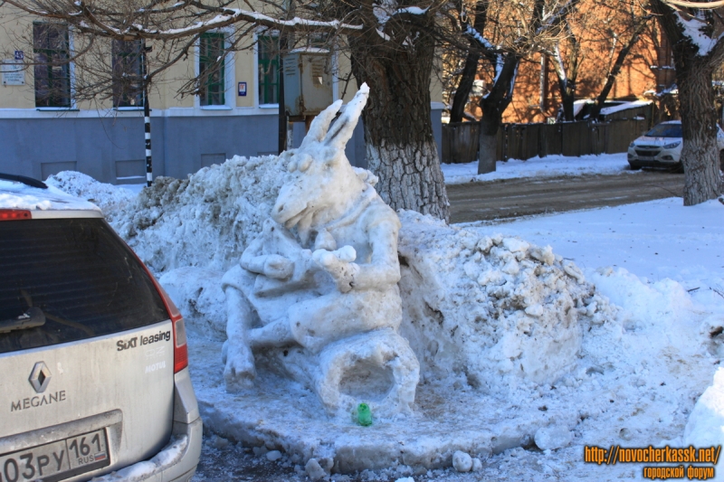 Новочеркасск: Ледяные фигуры на Пушкинской (козёл)