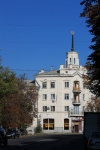 Дом со шпилем на углу Кривопустенко и Московской