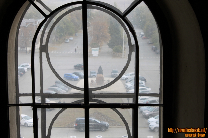 Новочеркасск: Вид на памятник Бакланову из окна собора
