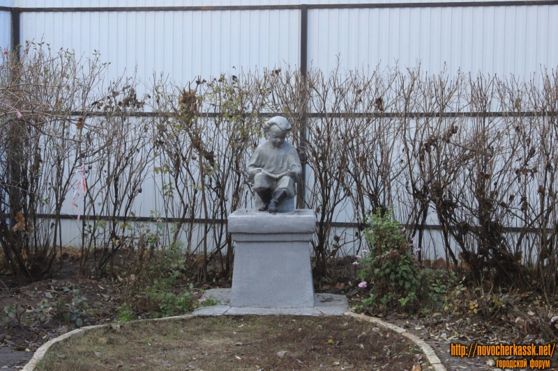 Новочеркасск: Памятник в доме учителя (пр. Ермака, 103)