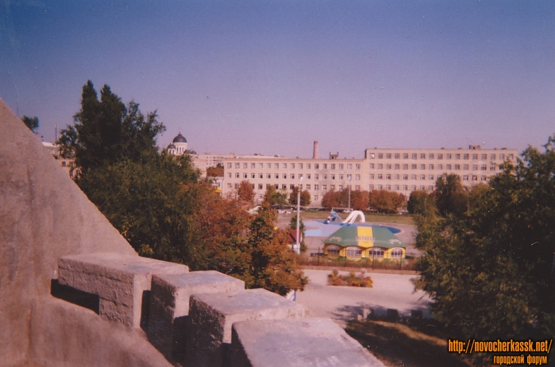 Новочеркасск: Аквапарк и здание училища связи. Вид с кургана славы