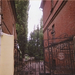 Ворота проспекта Ермака, 103. Двор дома учителя