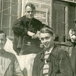 Апрель 1940 г. На ступенях главного корпуса НИИ