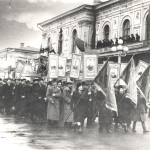 Работники НЗСП на демонстрации возле здания горисполкома г. Новочеркасска. 1951 год